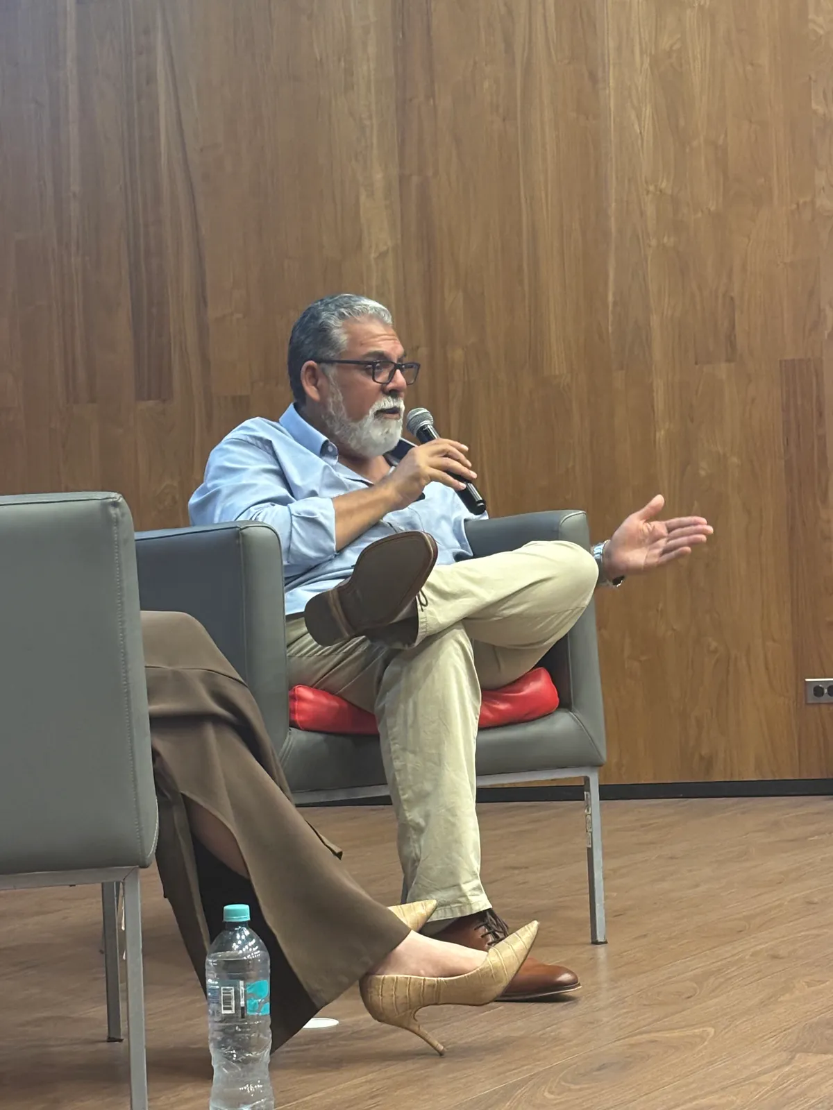 César Escalante exponiendo durante un conversatorio clínico